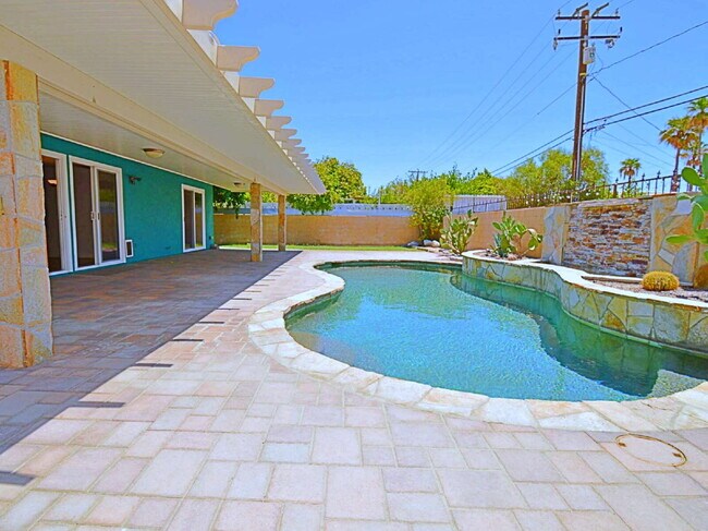 Building Photo - Cozy 3 bed 2 bath Cathedral City home