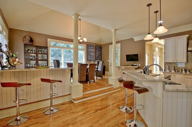 Building Photo - 335 Birkdale Dr