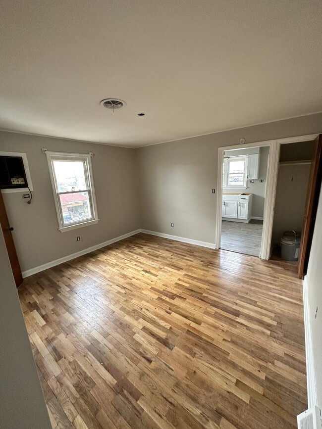 Building Photo - AVAILABLE NOW! Newly Renovated 1BR!