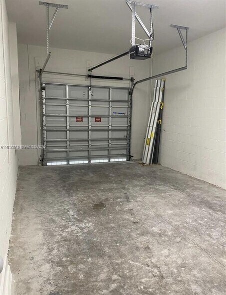 Building Photo - 784 SE 19th St