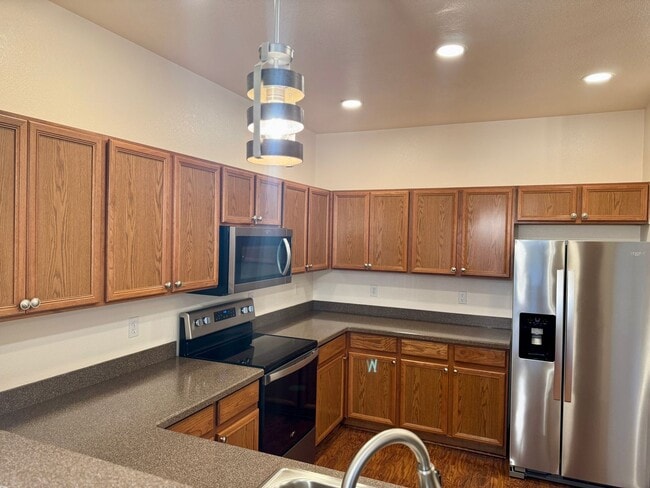 Building Photo - Beautifully Adorable Townhome!