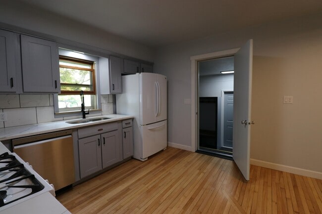 Building Photo - 855 Langlade Ave