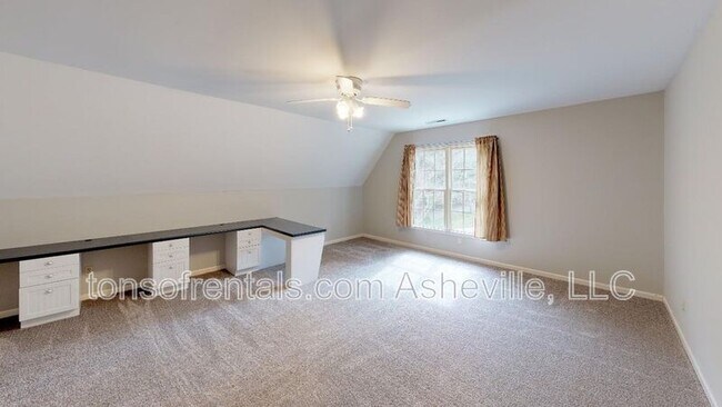 Building Photo - 15 Collenwood Rd