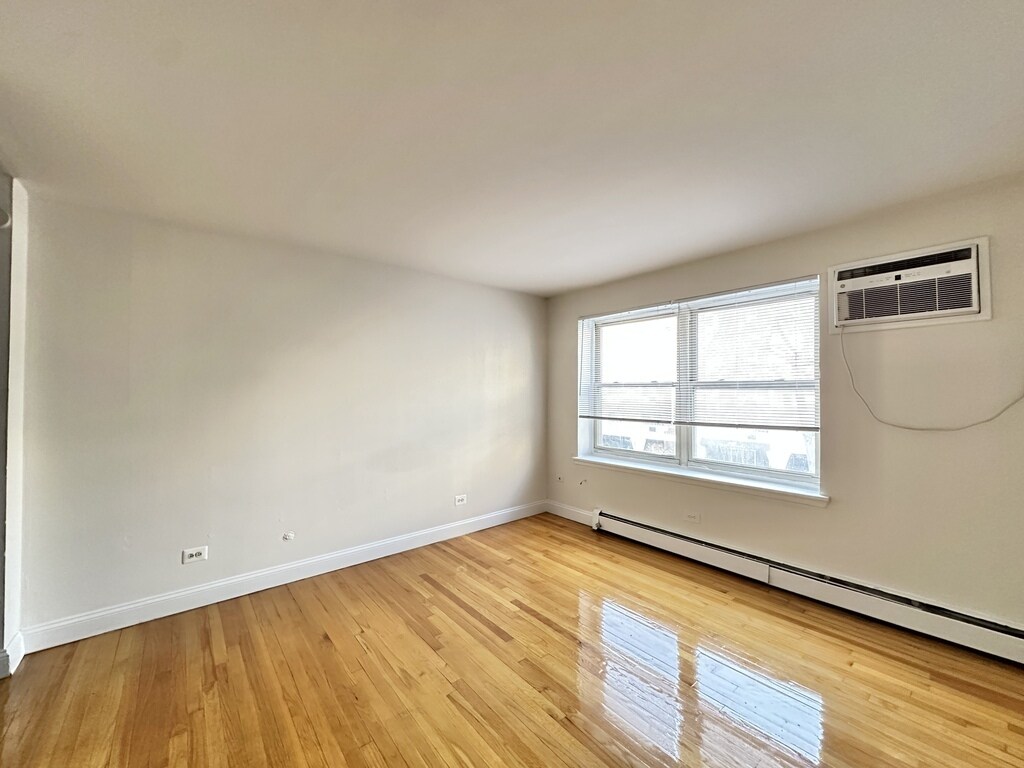 Building Photo - 6830 N Sheridan Rd