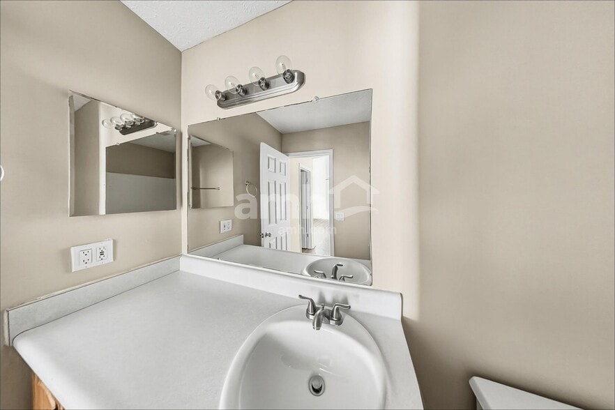Building Photo - 4024 Walnut Crossing Dr