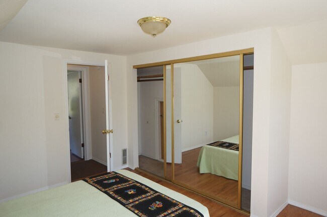 Building Photo - NE Portland 3 bedroom Rose City Park