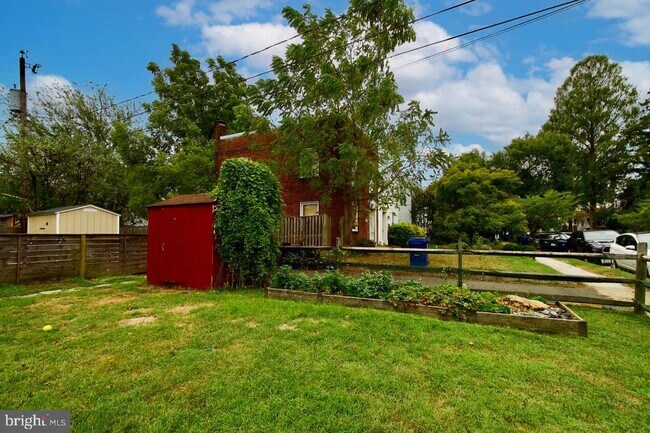 Building Photo - 1820 Leslie Ave