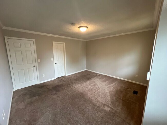 Building Photo - 5547 St James St