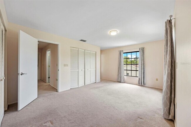 Building Photo - 8006 Oak Dr