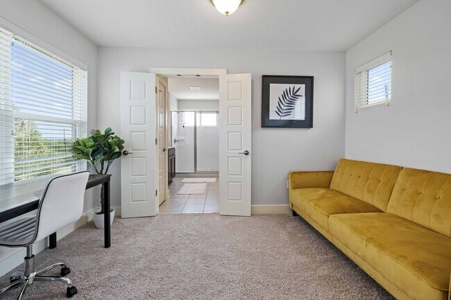 Building Photo - Modern condo, great location, fully Furnis...