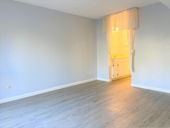 Building Photo - 13014 Leader St