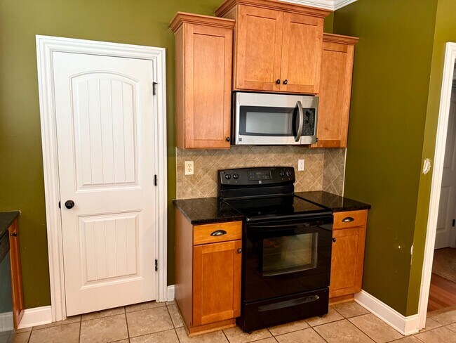 Building Photo - 4BR home close to downtown Watkinsville
