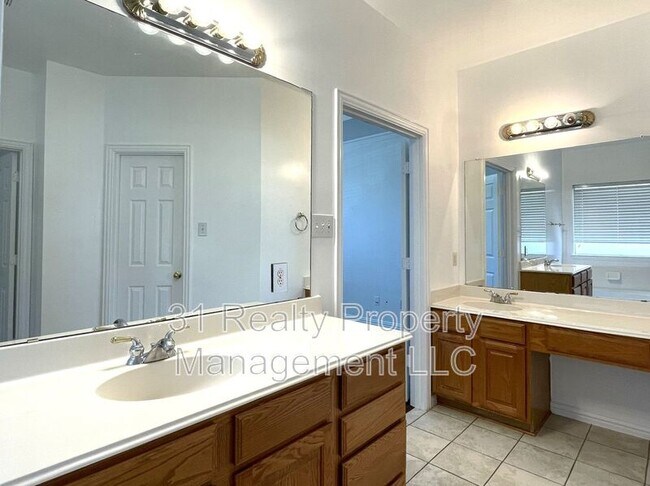 Building Photo - 4400 Avebury Dr