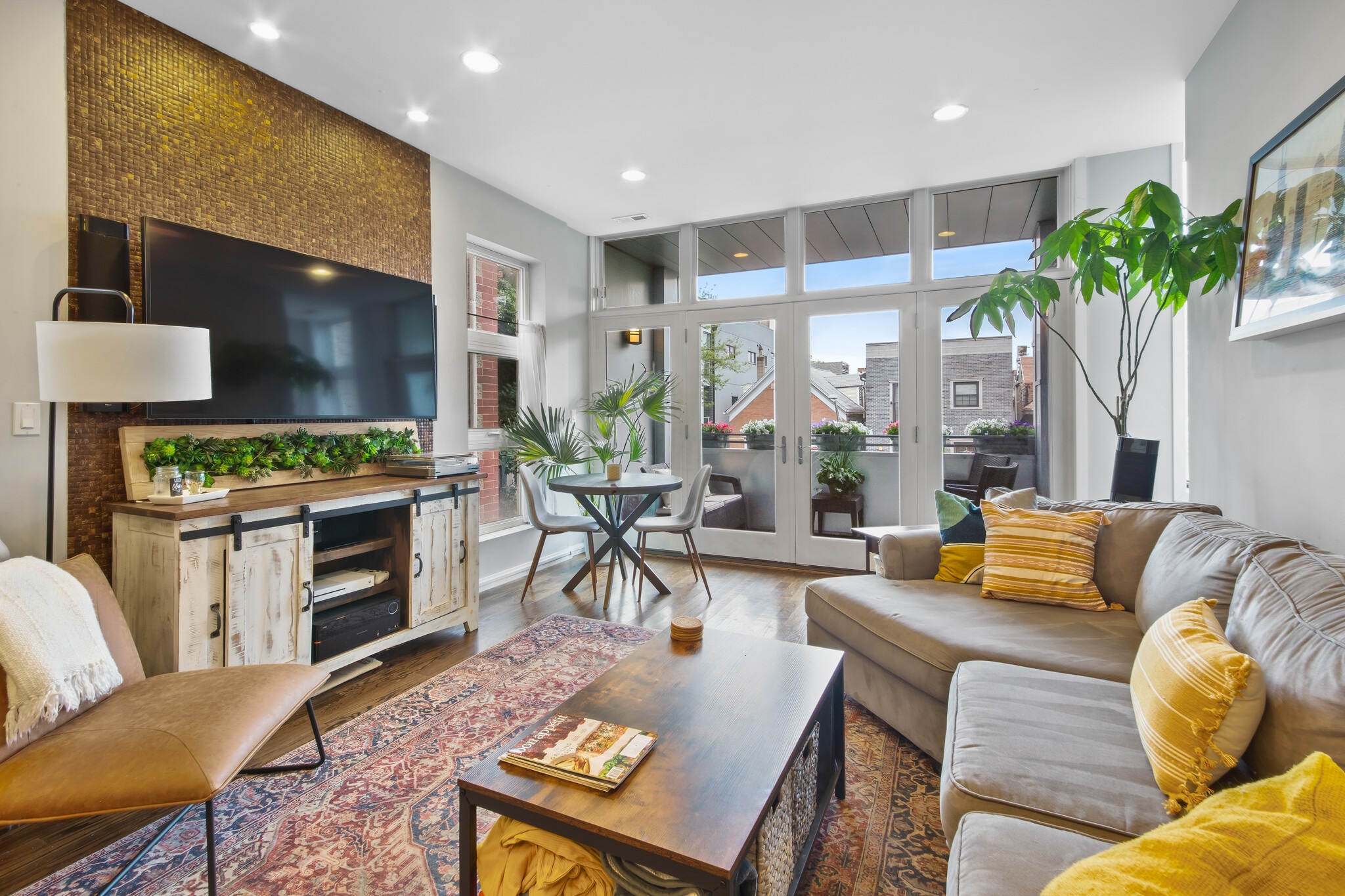 Building Photo - 2339 N Leavitt St