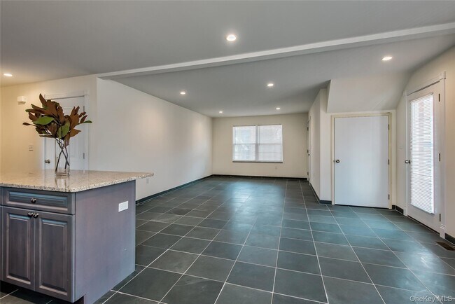 Building Photo - 36 Carney St