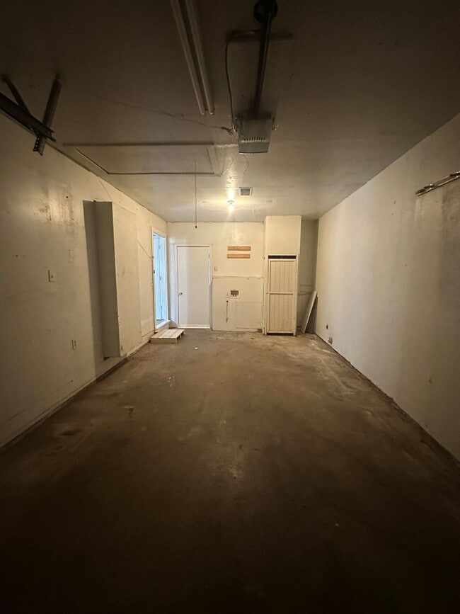 Building Photo - 3 bed, 1 bath, 1 car garage