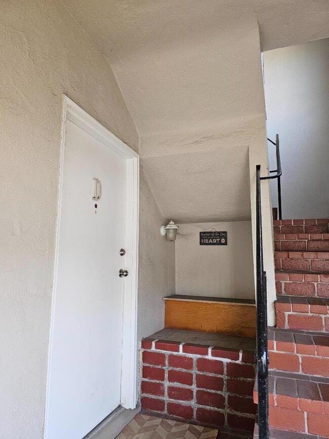 Building Photo - 160 Clarendon Rd