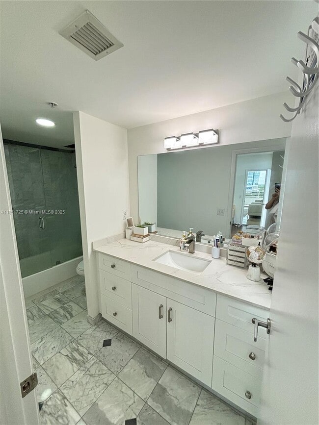 Building Photo - 1402 Brickell Bay Dr
