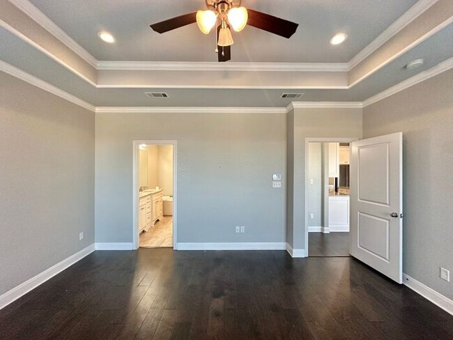 Building Photo - Tour Today! Stunning 3 Bed 2 Bath in South...