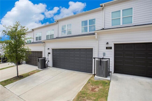 Building Photo - 1961 James Red Moore Blvd