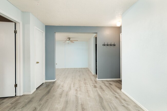 Building Photo - Modern 1-Bedroom Condo in Cottonwood Villa...