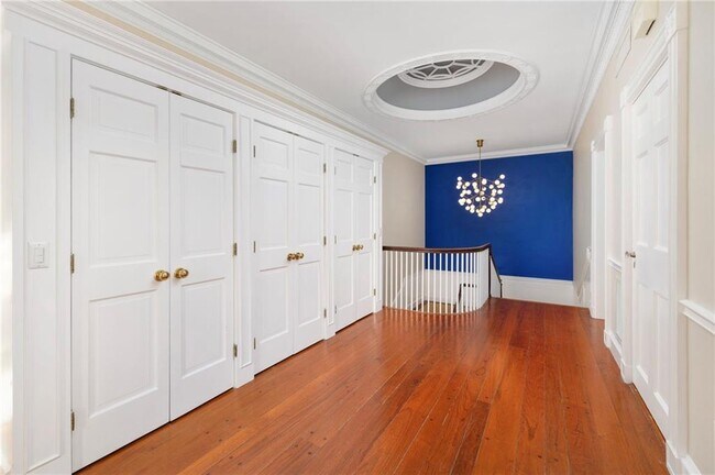 Building Photo - 72 Manning St