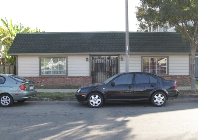 Building Photo - The Courtyards in Long Beach