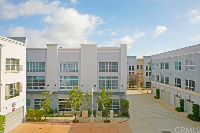 Building Photo - 940 E Civic Center Dr