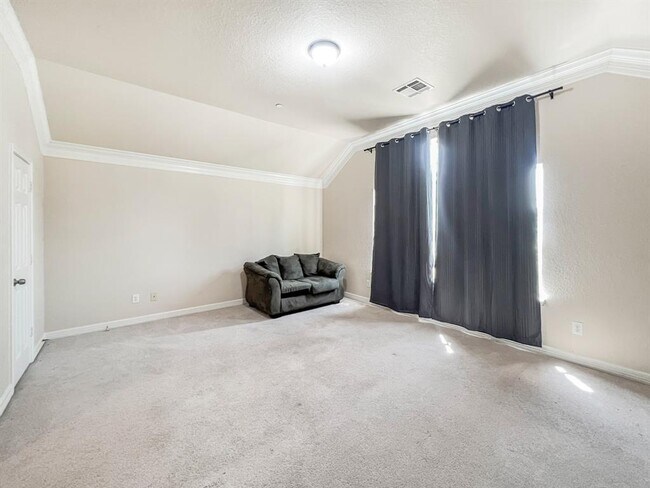 Building Photo - 5715 Ladonia St