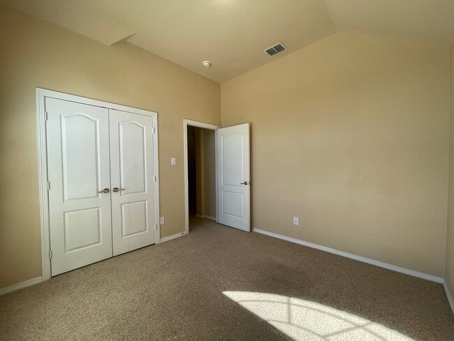 Building Photo - AVAILABLE NOW - 4 BEDROOM 2 BATH HOME IN B...