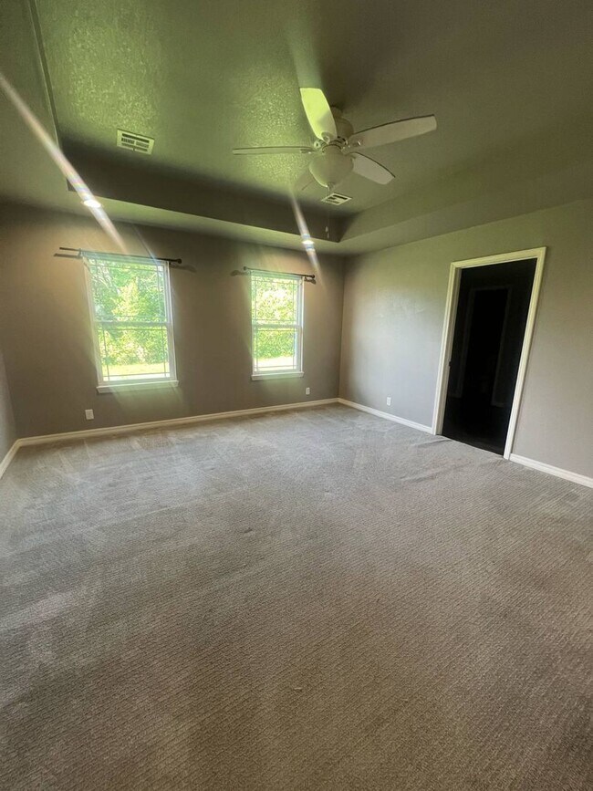 Building Photo - COMING SOON IN NEOSHO MO!!!  Beautiful 3 bedroom, 2 bathroom home in Neosho in adorable neighborh...