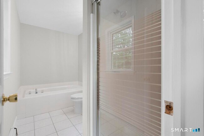 Building Photo - 815 S Pine Creek Rd