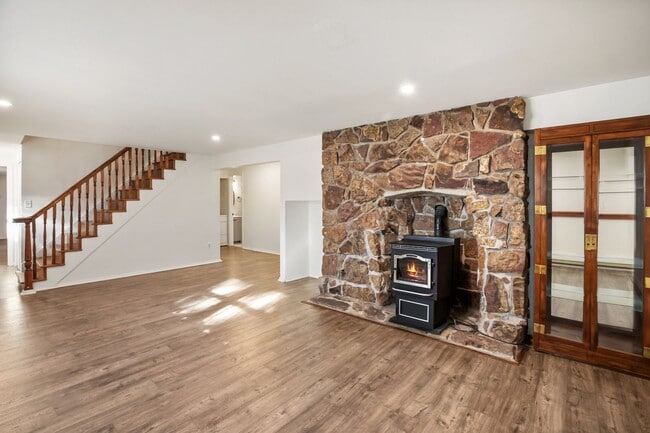 Building Photo - Move in ready home on Parkview