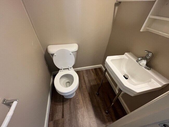 Building Photo - 2501 Oakridge Rd