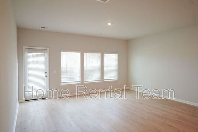 Building Photo - 111 Saltgrass Ln