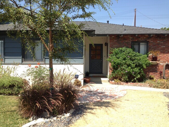 Building Photo - Spacious three bedroom one and half bath house in Sunland!