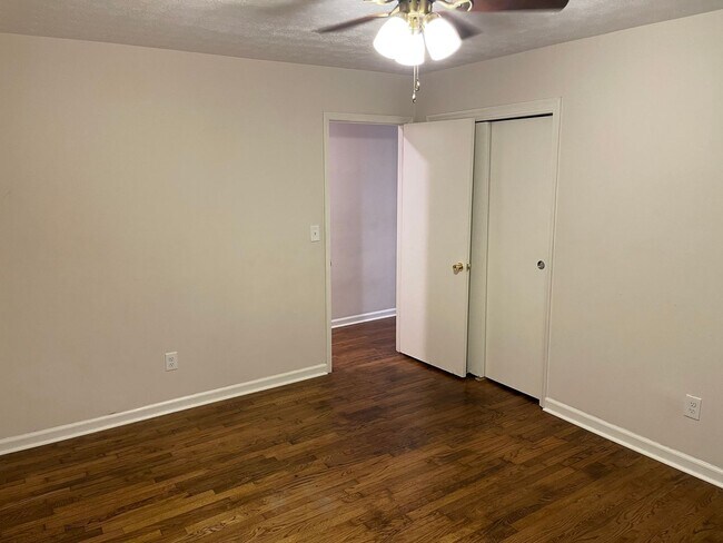 Building Photo - Large 3 bedroom, 2 bath Floral Park Home.