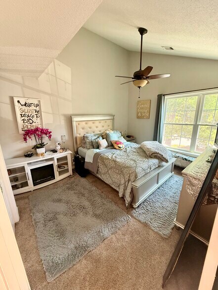 Master bedroom with ceiling fan - 11 Devon Club Ln
