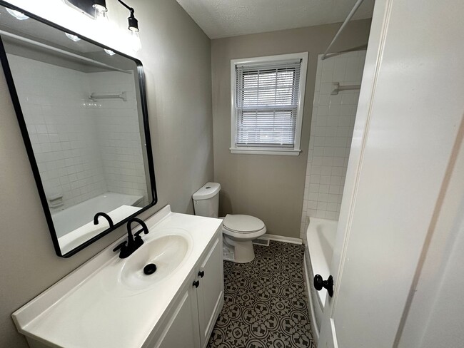 Building Photo - Darling Renovated 3 Bedroom Ranch in Conve...