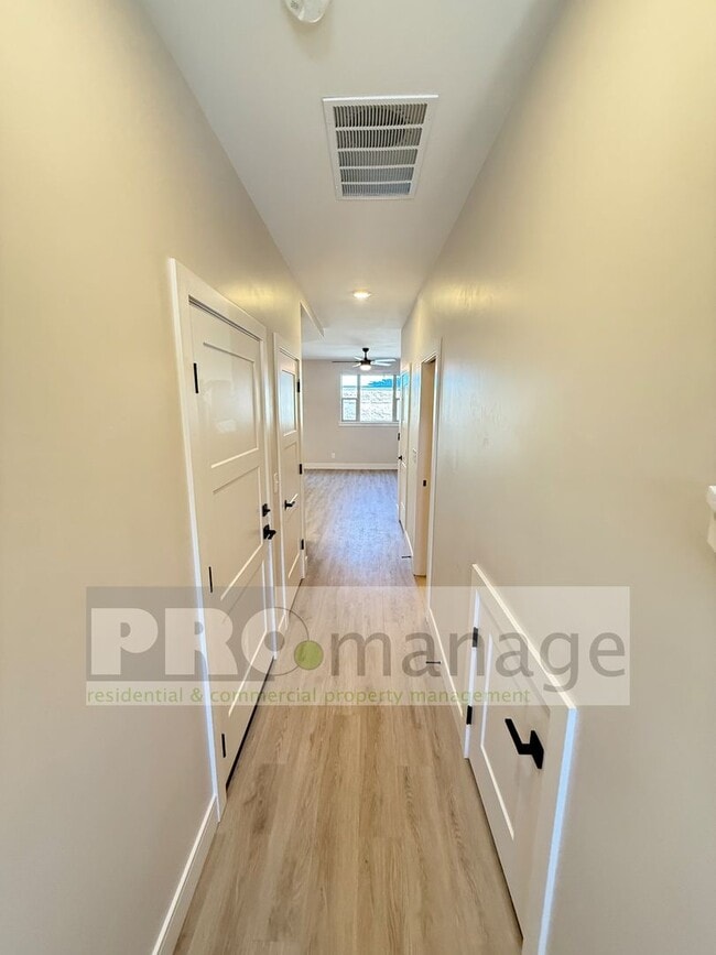 Building Photo - Beautiful 3 Bed / 2.5 Bath Townhome in Car...