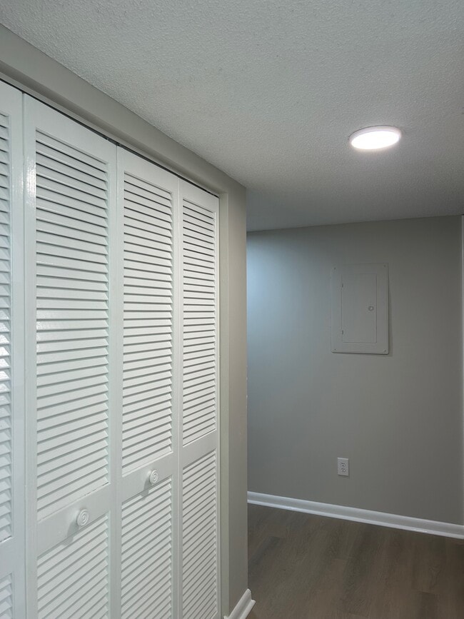 Building Photo - 559 Fairways Cir