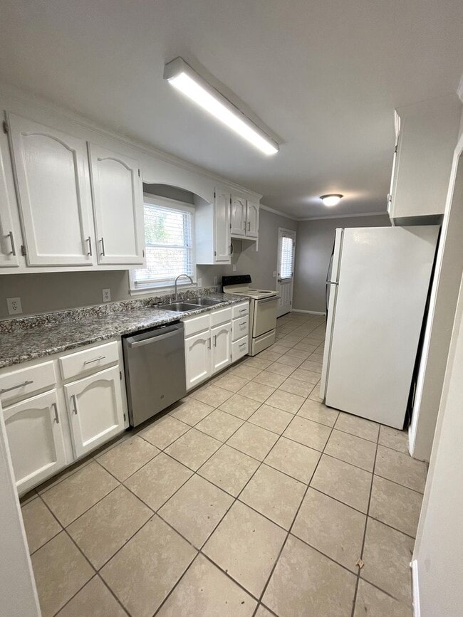 Building Photo - Five Points - 4br House - Fall 2026 Pre-Lease