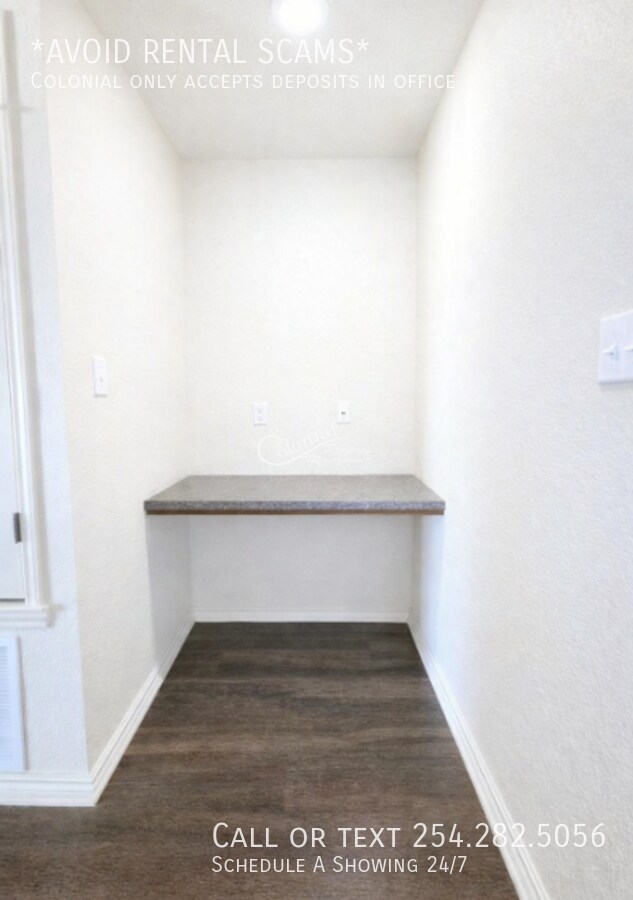 Building Photo - 3113 Ochiltree-B