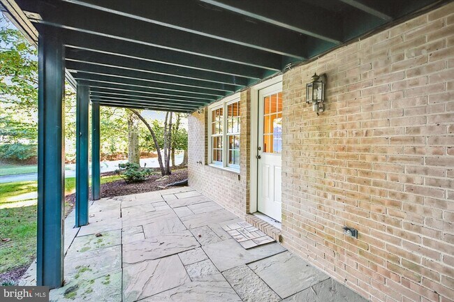 Building Photo - 9454 Newbridge Dr