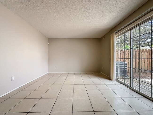 Building Photo - Carmel Oaks Townhome style Condo in Orlando