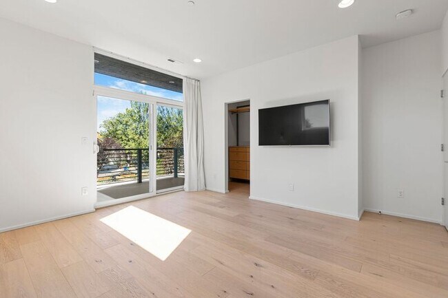 Building Photo - 3923 NE Mallory Ave