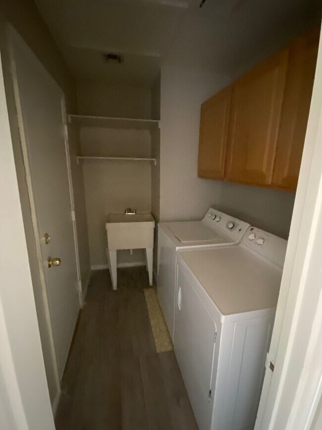 Building Photo - 3 Bedroom 2 Bathroom Home!