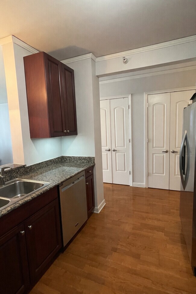 Building Photo - 420 E Waterside Dr