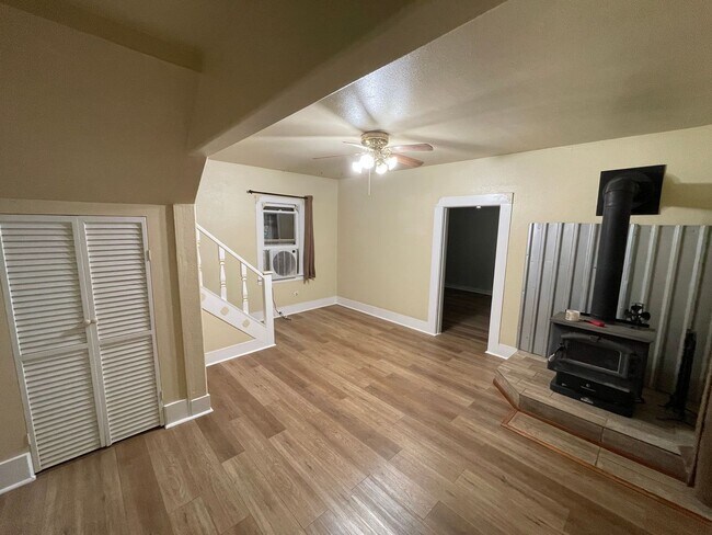 Building Photo - Stirling City Charmer-3 bed 1 bath, large ...