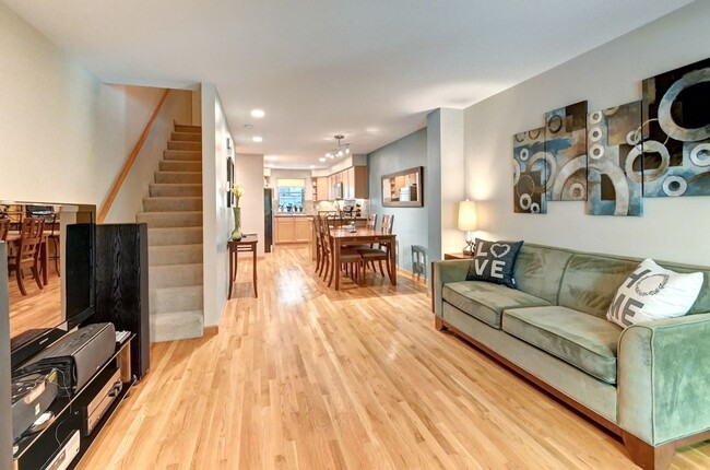 Building Photo - Immaculate Townhome with Private Patio!